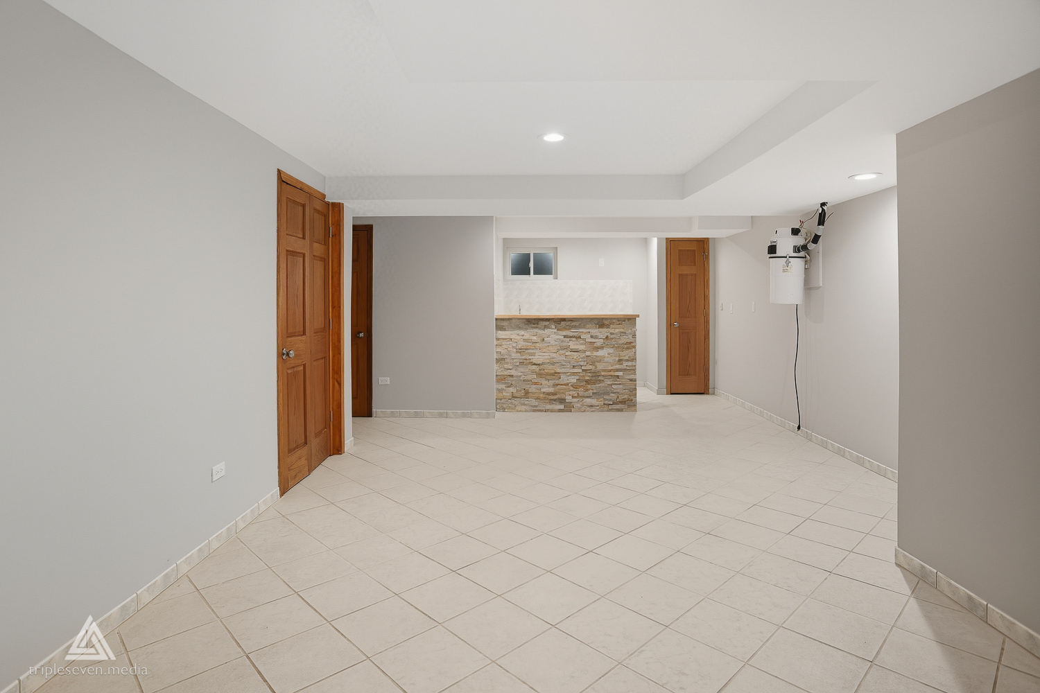 9704 W SHORE Drive, Oak Lawn, IL 60453