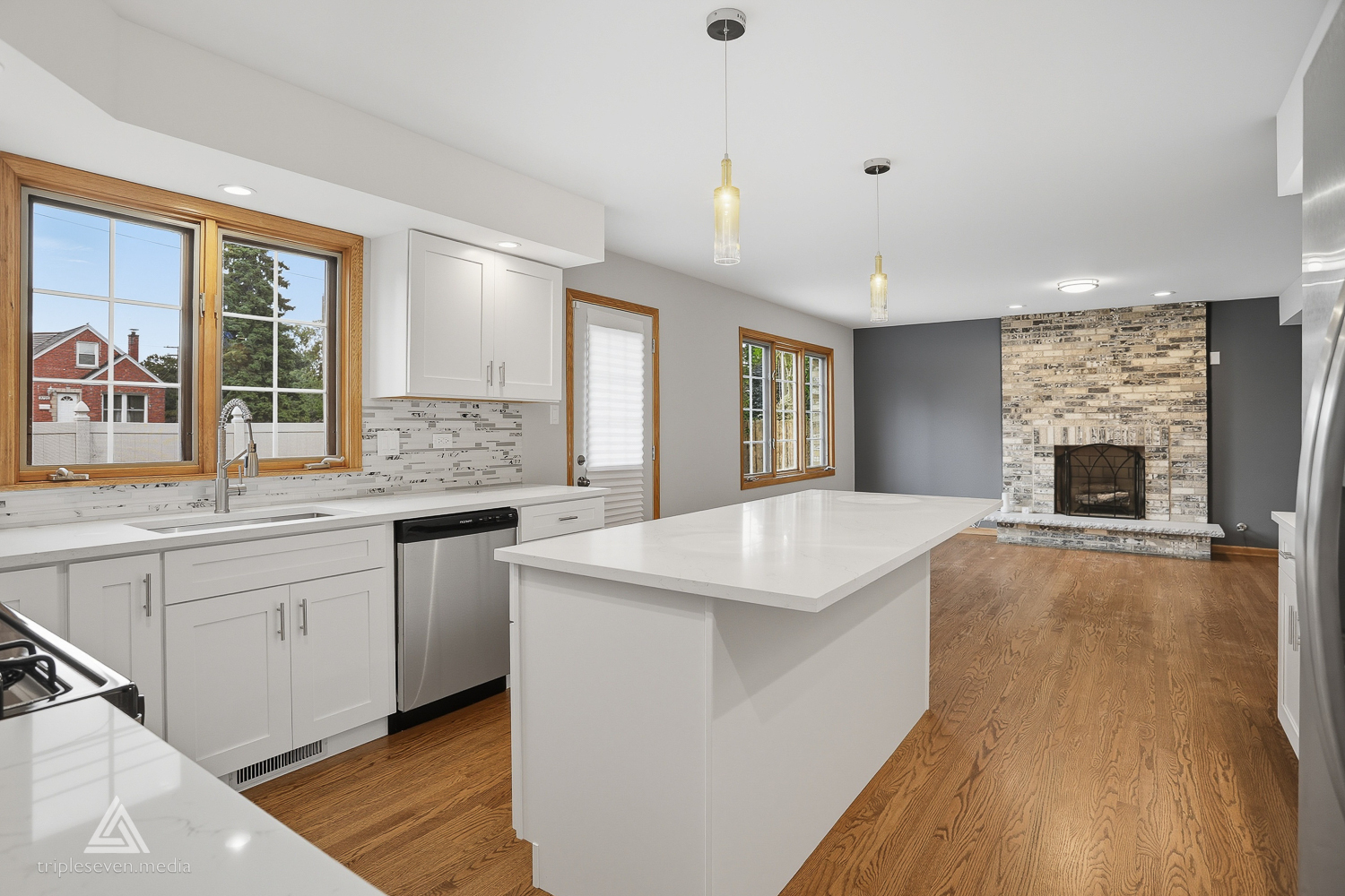 9704 W SHORE Drive, Oak Lawn, IL 60453