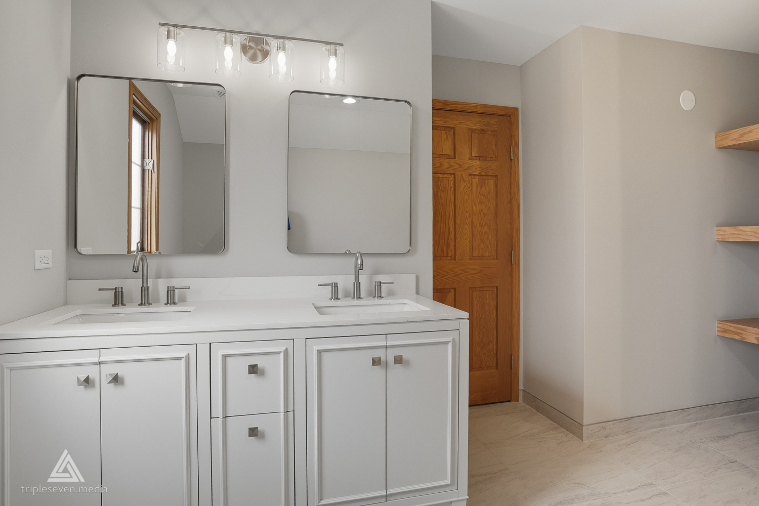 9704 W SHORE Drive, Oak Lawn, IL 60453