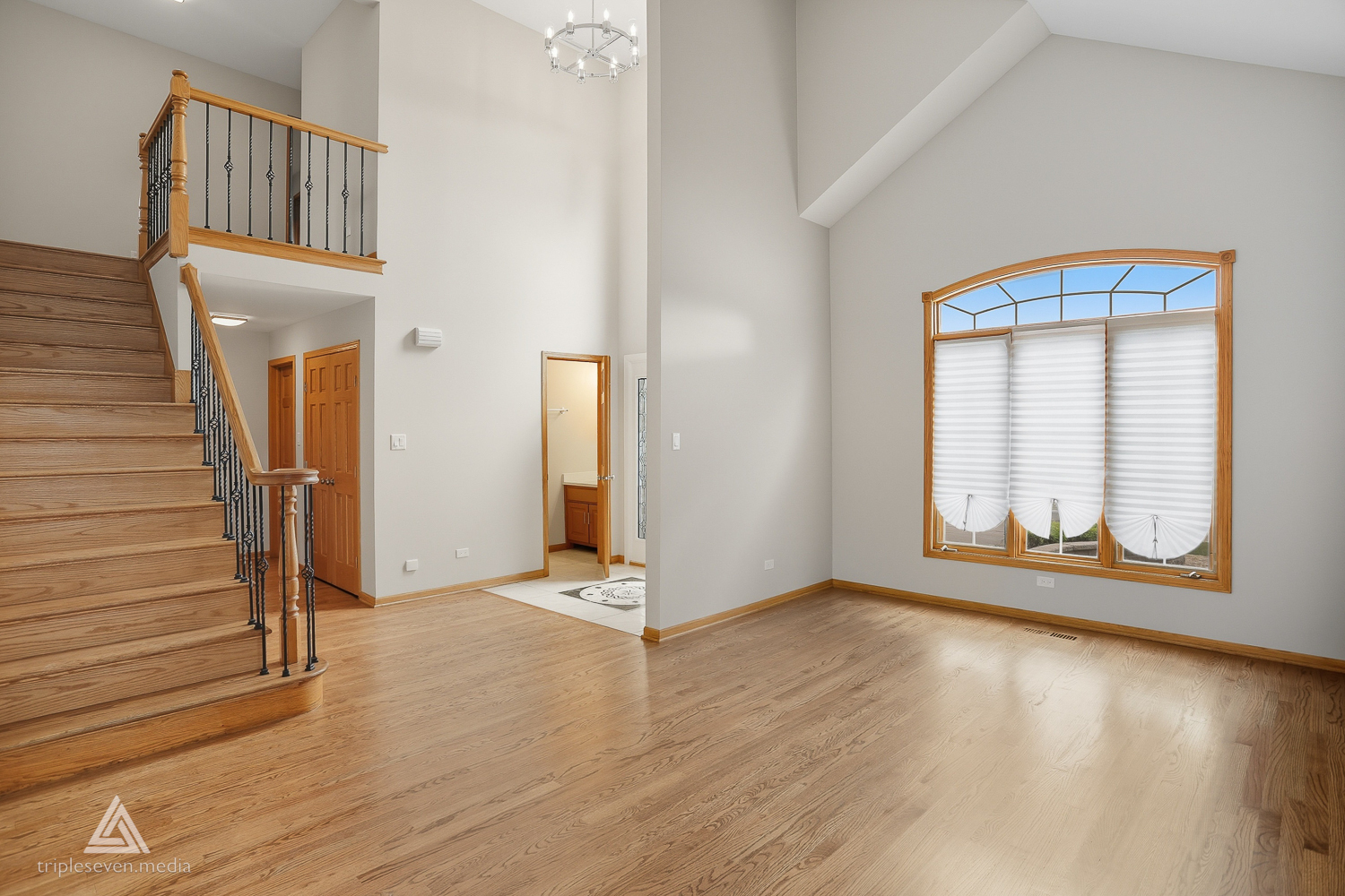 9704 W SHORE Drive, Oak Lawn, IL 60453