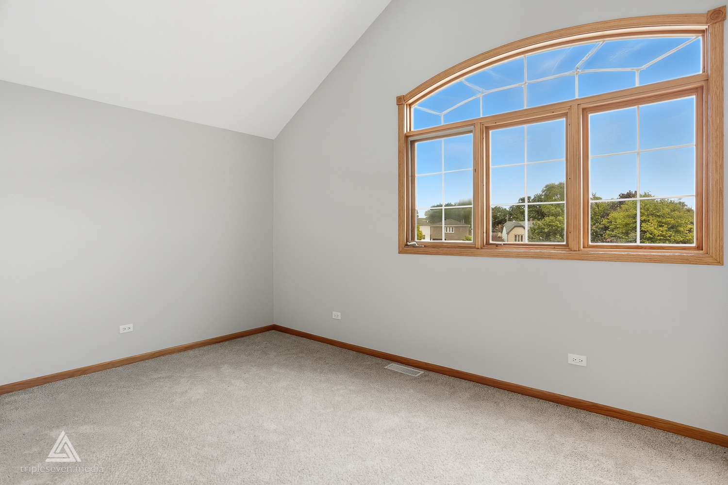 9704 W SHORE Drive, Oak Lawn, IL 60453