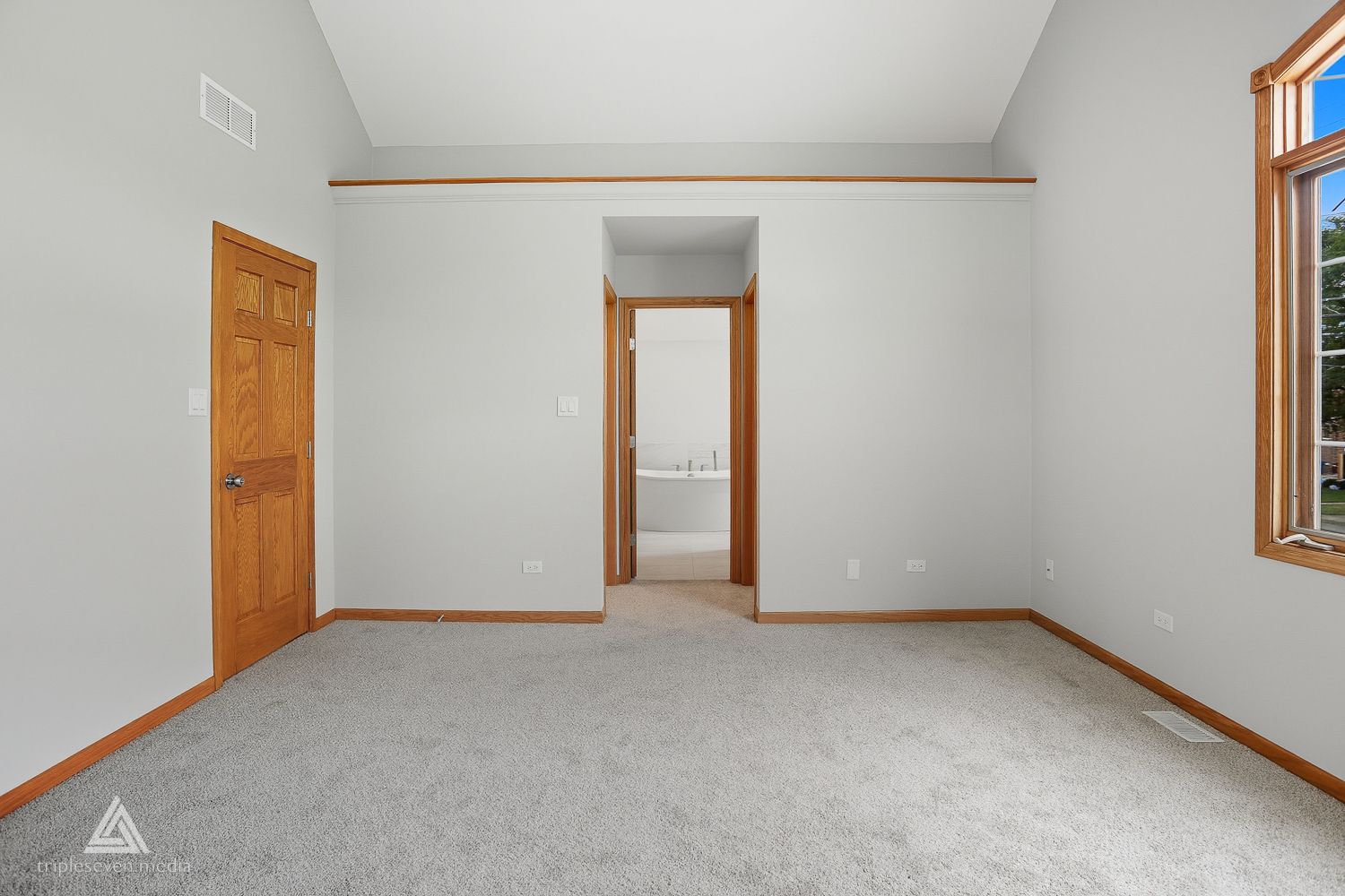 9704 W SHORE Drive, Oak Lawn, IL 60453