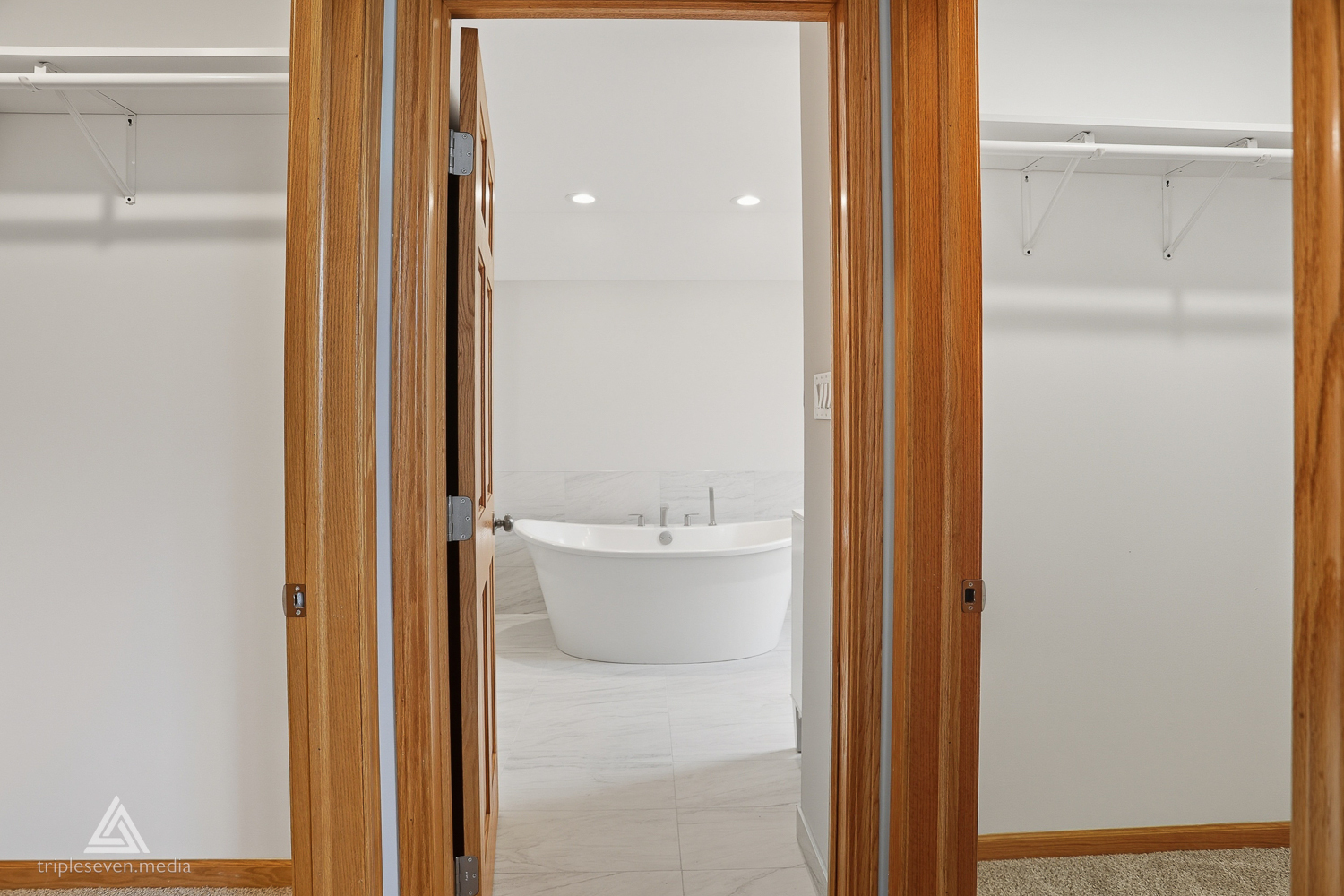 9704 W SHORE Drive, Oak Lawn, IL 60453