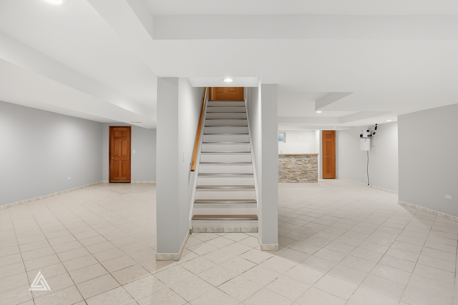 9704 W SHORE Drive, Oak Lawn, IL 60453