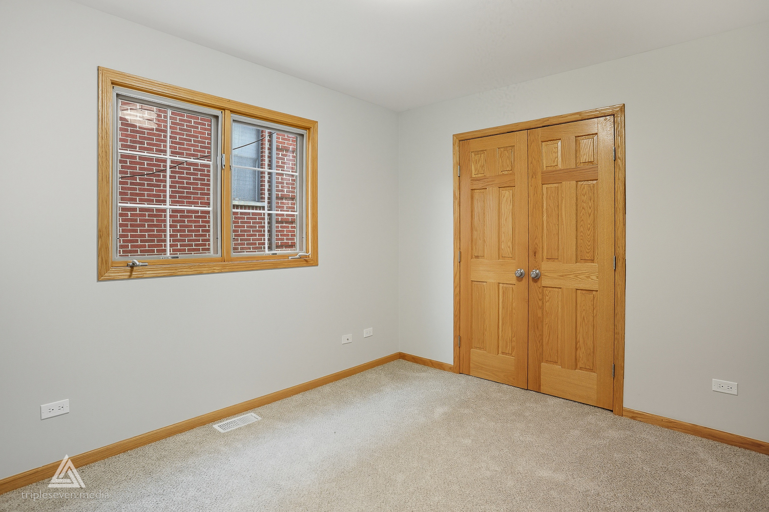 9704 W SHORE Drive, Oak Lawn, IL 60453