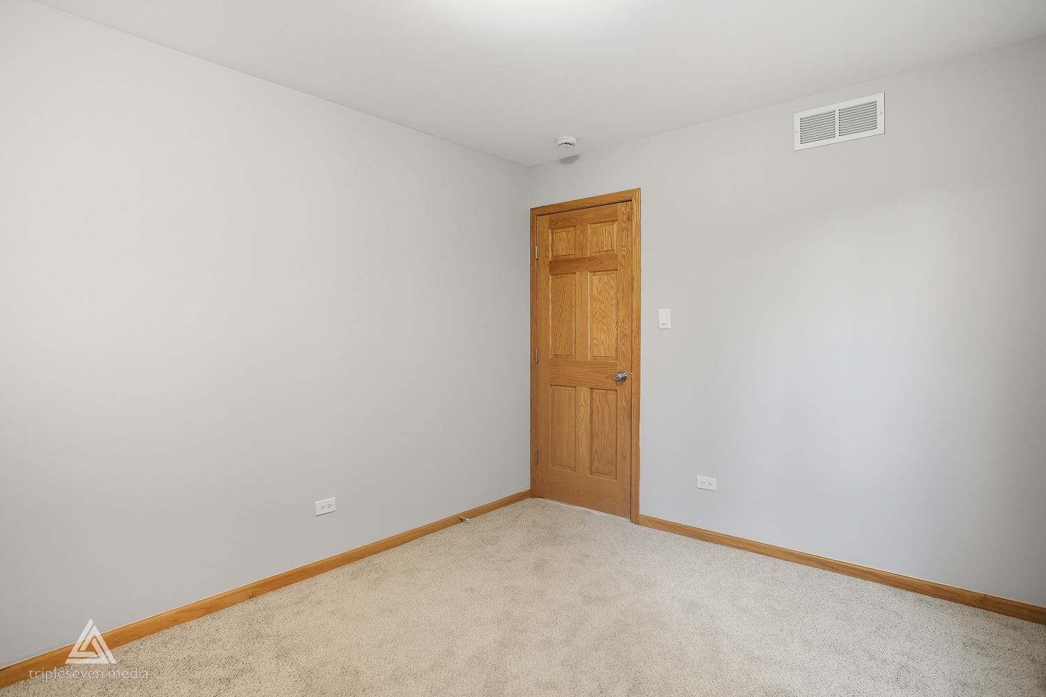 9704 W SHORE Drive, Oak Lawn, IL 60453