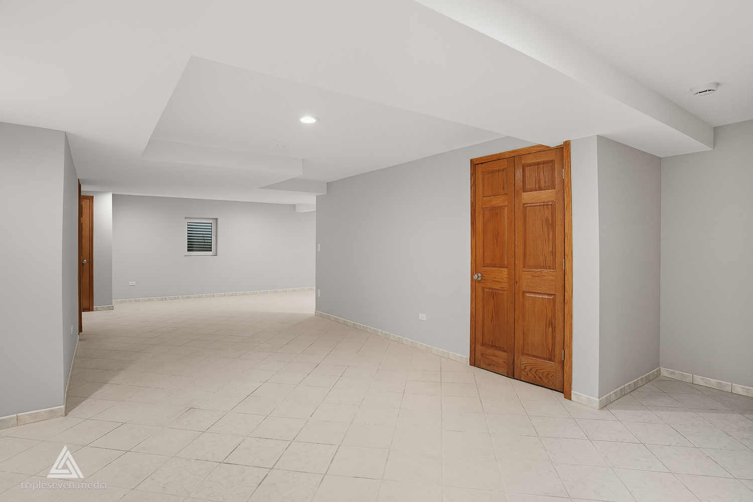 9704 W SHORE Drive, Oak Lawn, IL 60453