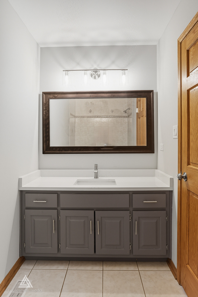 9704 W SHORE Drive, Oak Lawn, IL 60453