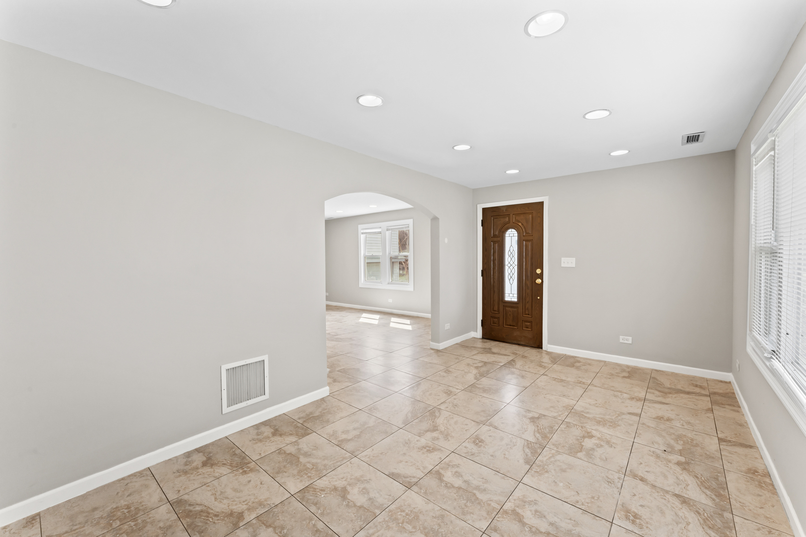 2916 Oakwood Avenue, McHenry, IL 60051