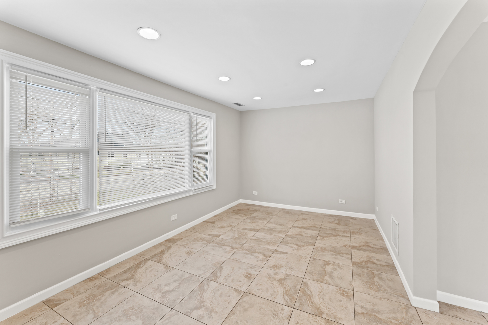 2916 Oakwood Avenue, McHenry, IL 60051