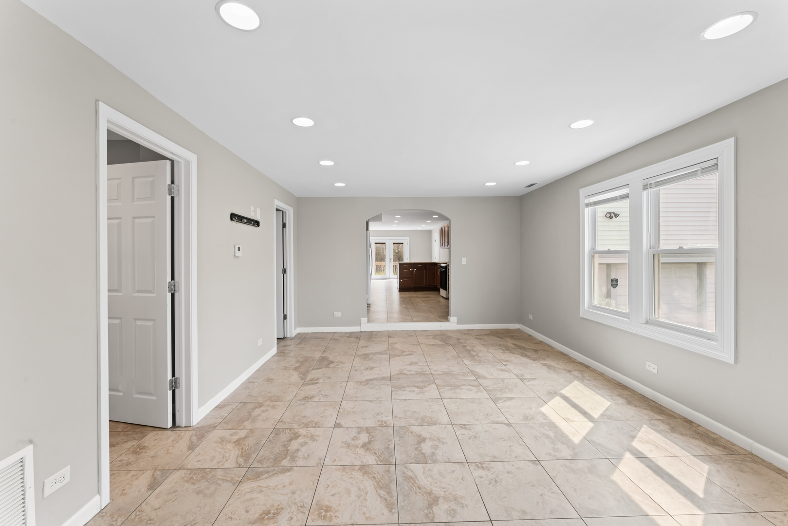 2916 Oakwood Avenue, McHenry, IL 60051