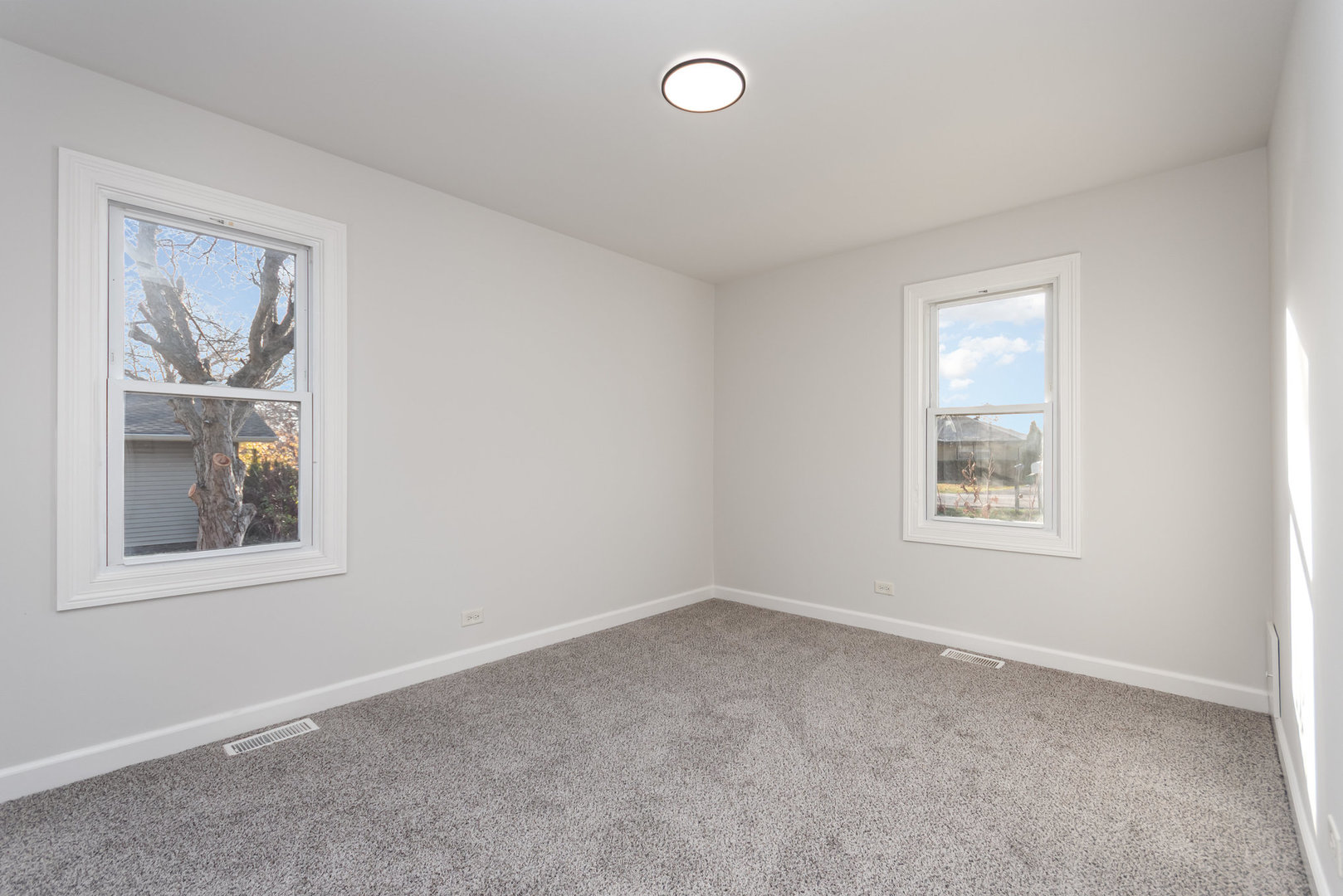 2424 E Thornwood Drive, Lindenhurst, IL 60046