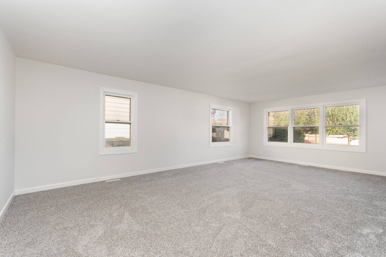 2424 E Thornwood Drive, Lindenhurst, IL 60046