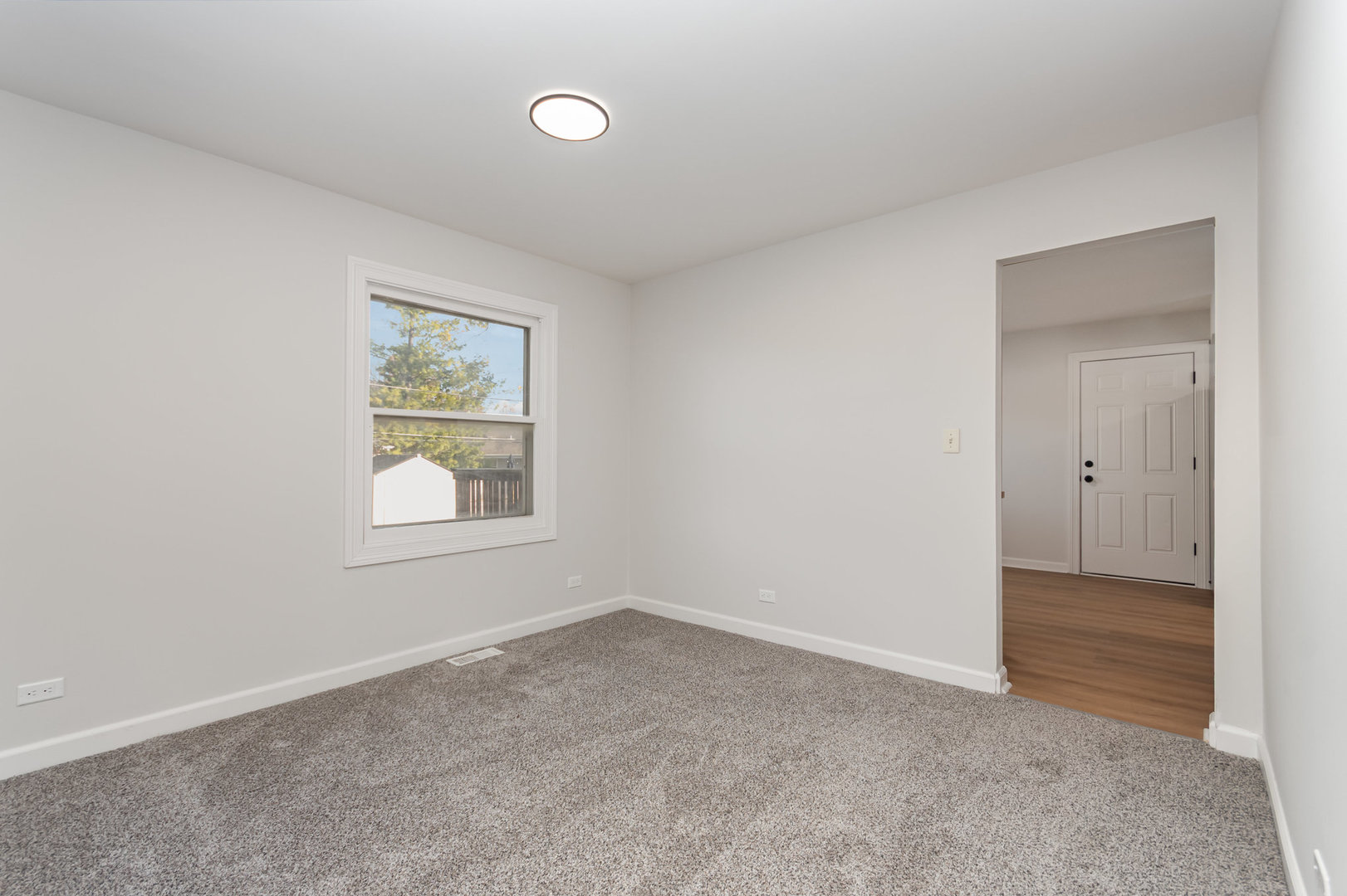 2424 E Thornwood Drive, Lindenhurst, IL 60046