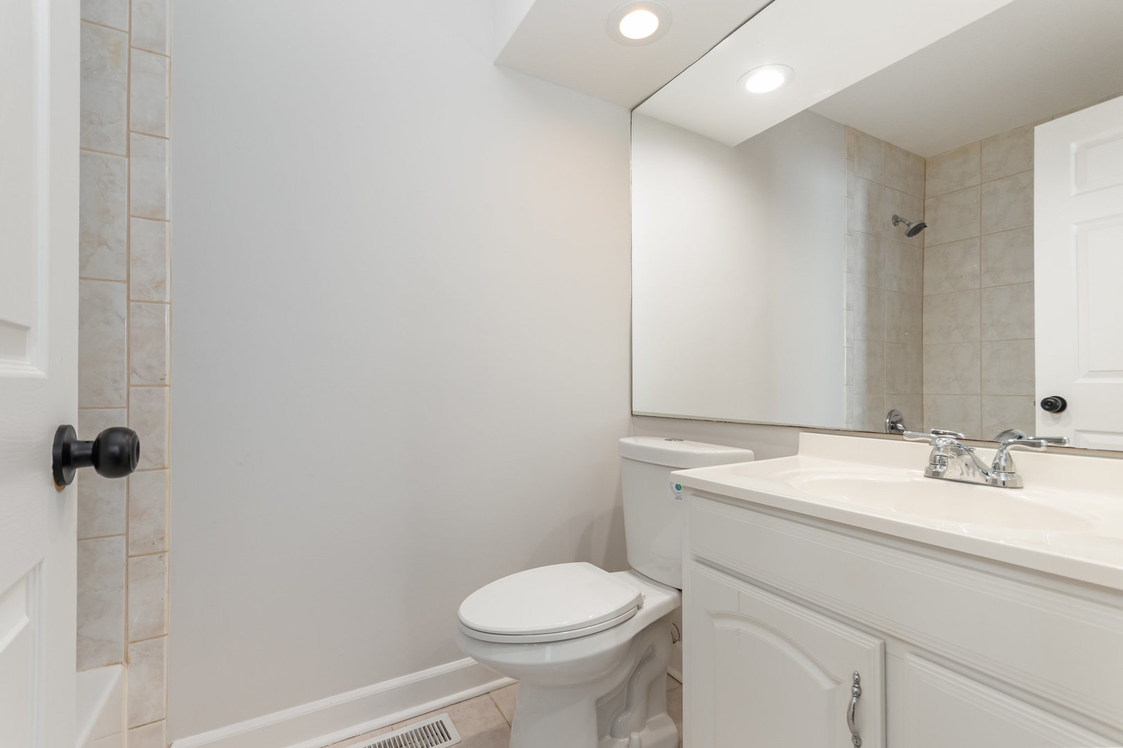 2424 E Thornwood Drive, Lindenhurst, IL 60046