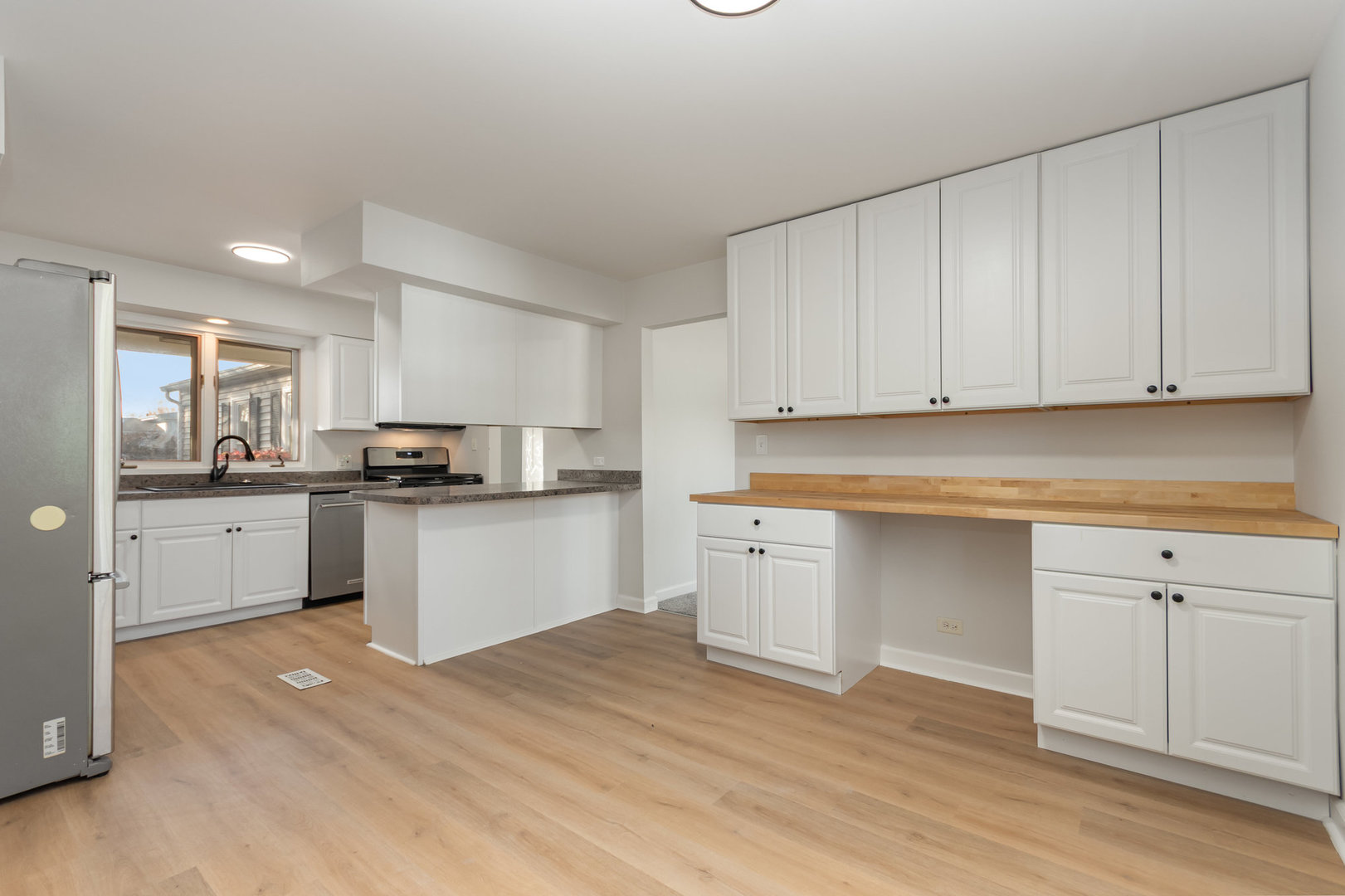 2424 E Thornwood Drive, Lindenhurst, IL 60046