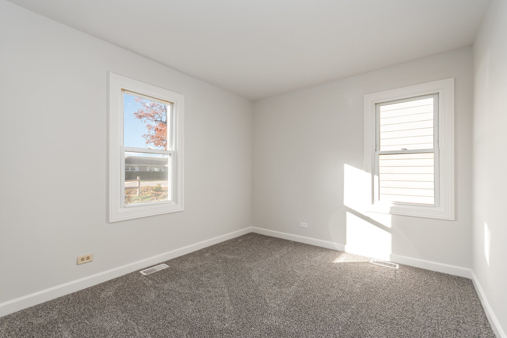 2424 E Thornwood Drive, Lindenhurst, IL 60046