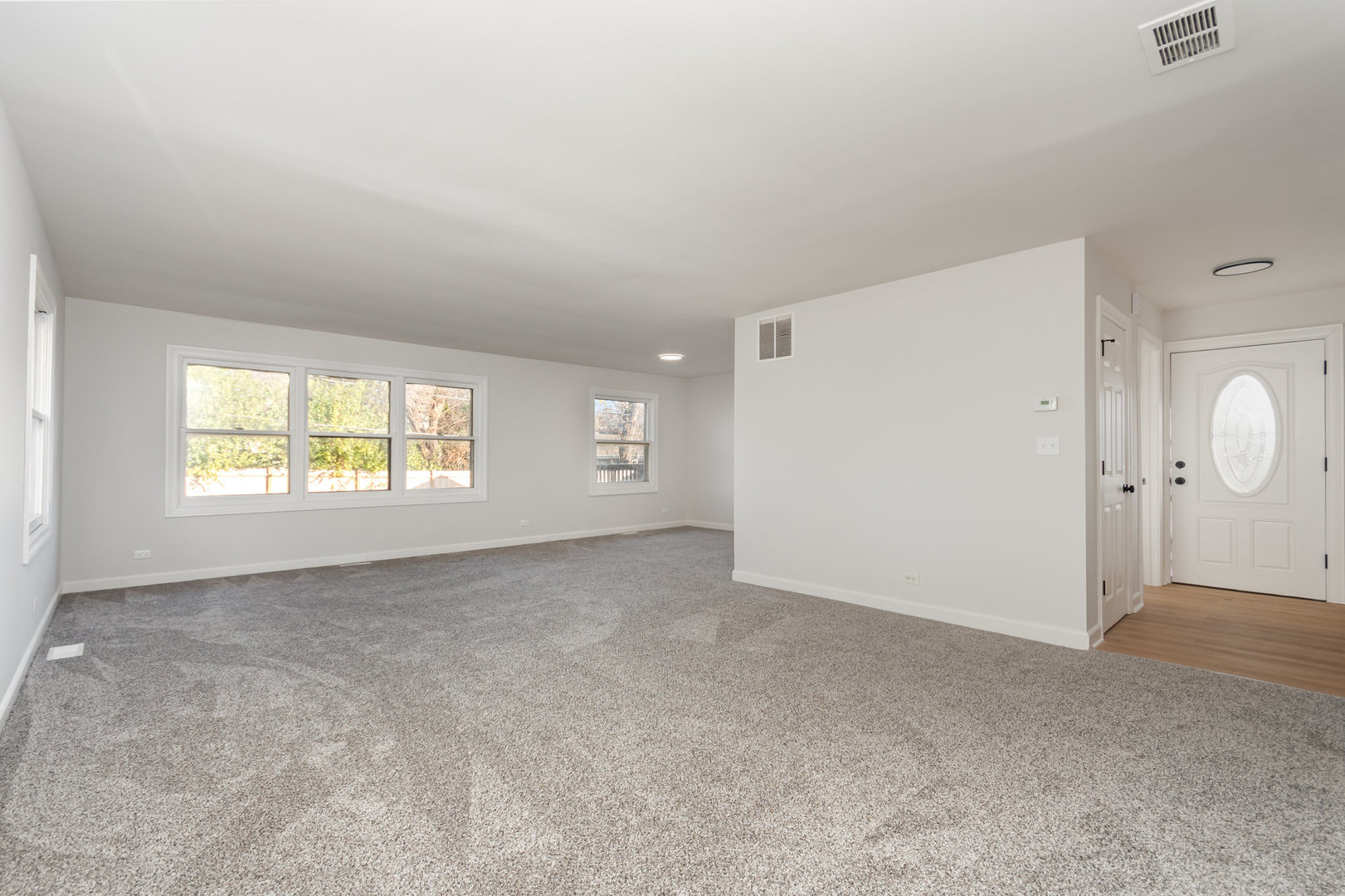 2424 E Thornwood Drive, Lindenhurst, IL 60046