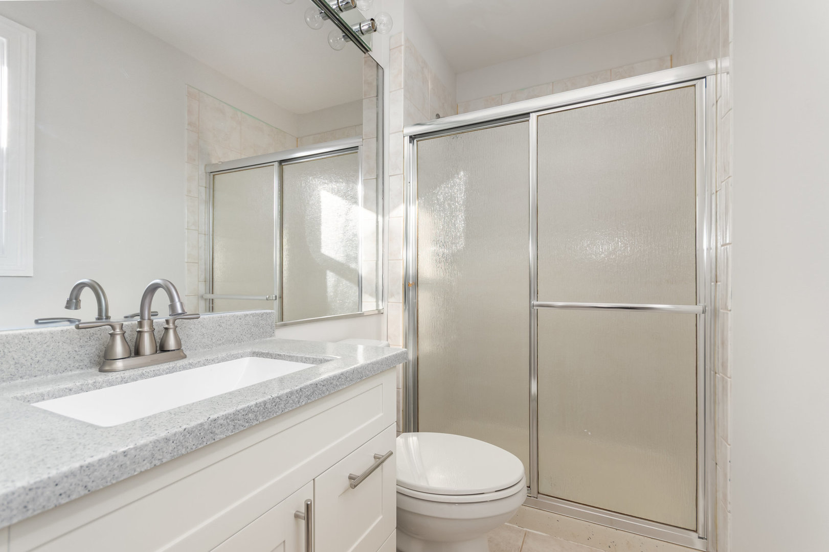 2424 E Thornwood Drive, Lindenhurst, IL 60046