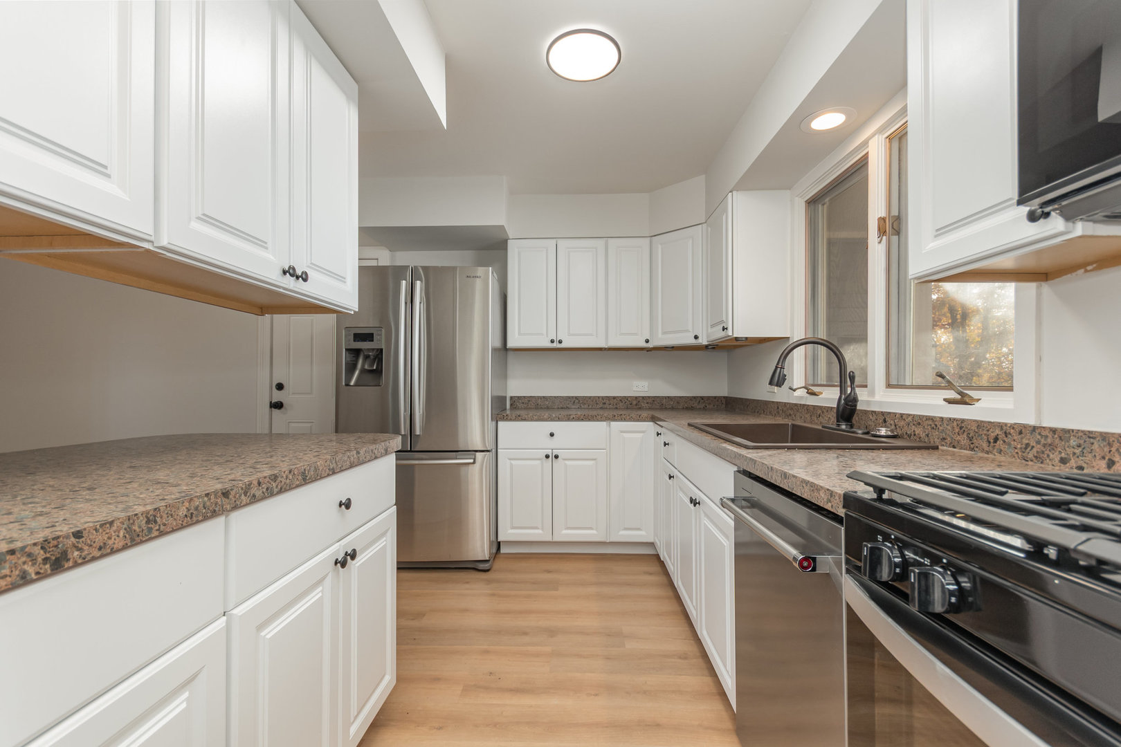 2424 E Thornwood Drive, Lindenhurst, IL 60046