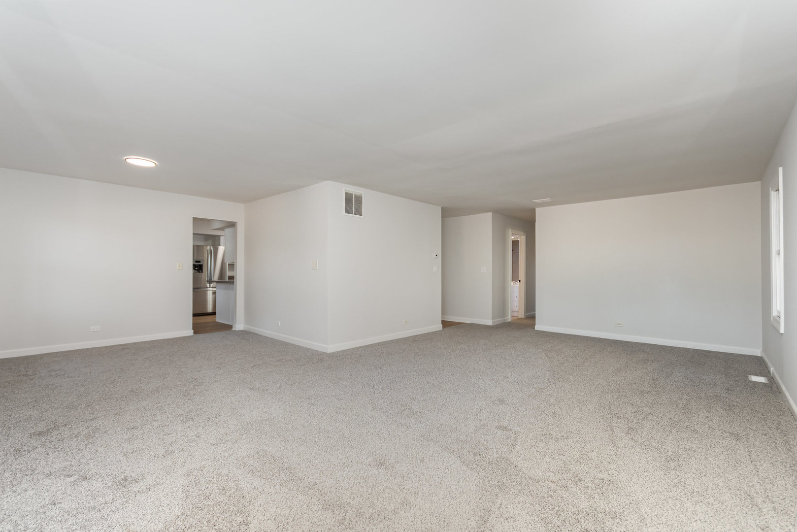 2424 E Thornwood Drive, Lindenhurst, IL 60046