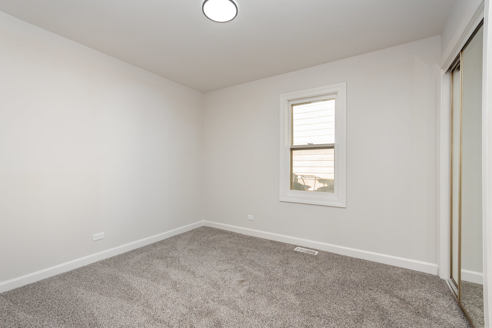 2424 E Thornwood Drive, Lindenhurst, IL 60046