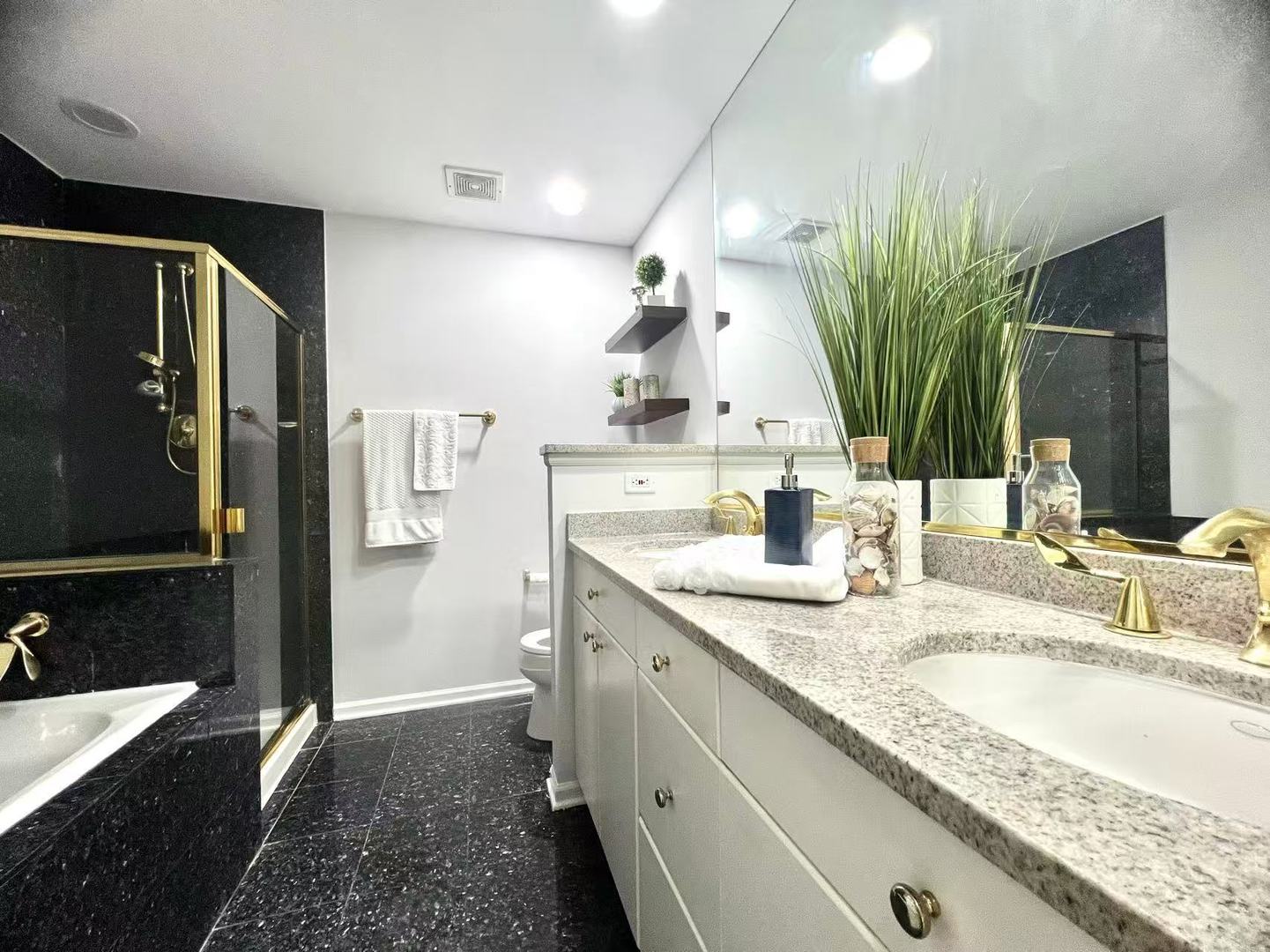 2040 N Sedgwick Street #H, Chicago, IL 60614