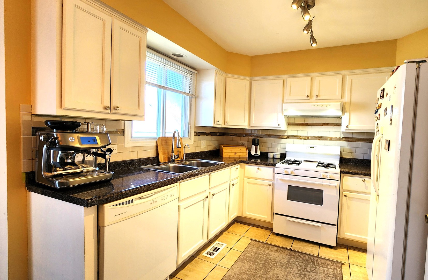 4 Aspen Court, Streamwood, IL 60107