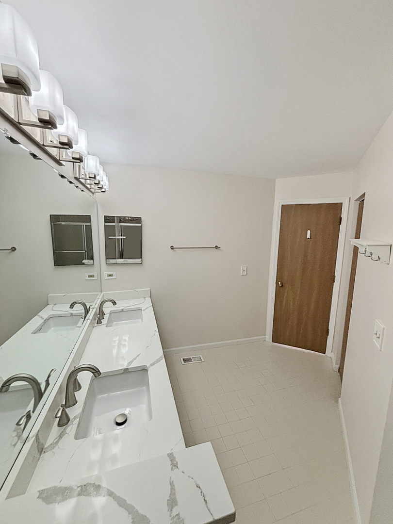 404 W Hamilton Drive, Palatine, IL 60067