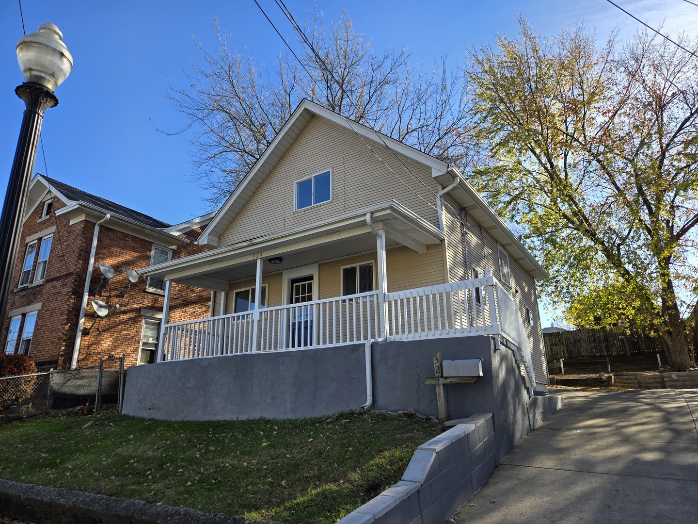 324 Rosewood Avenue, Aurora, IL 60505