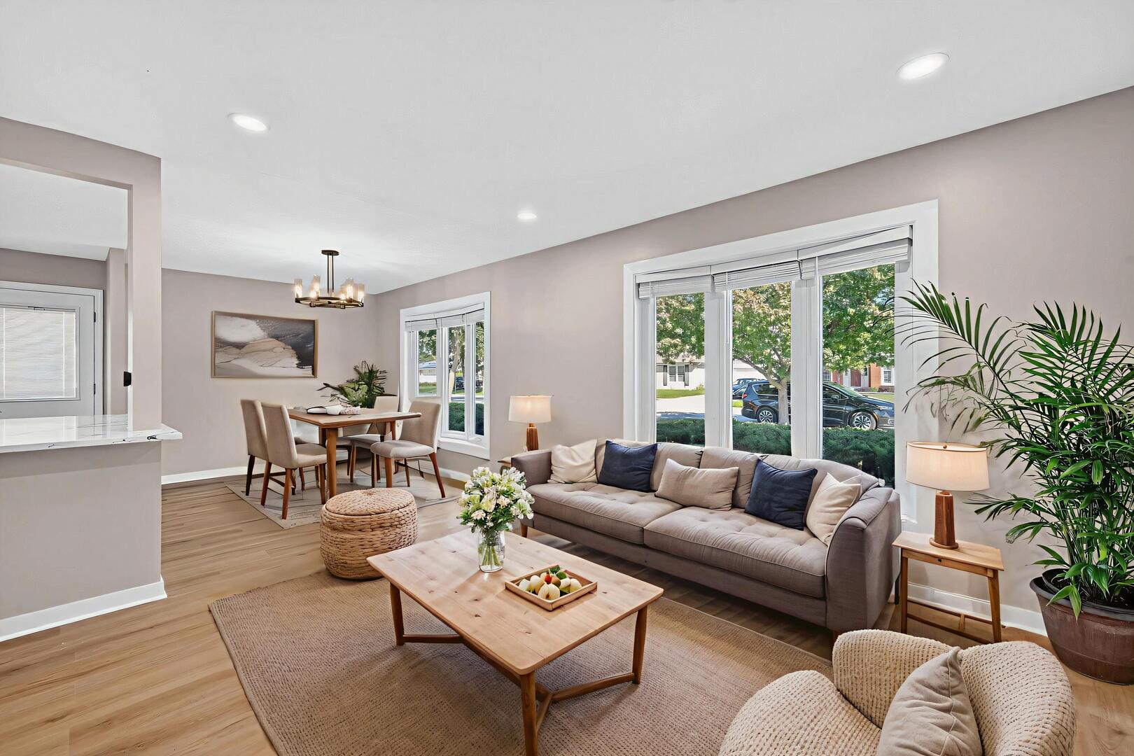 1813 W Pheasant Trail, Mount Prospect, IL 60056