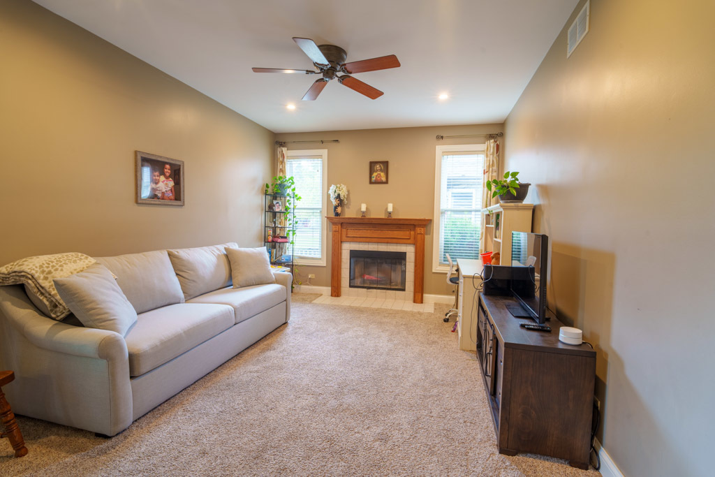 864 Red Clover Drive, Aurora, IL 60504