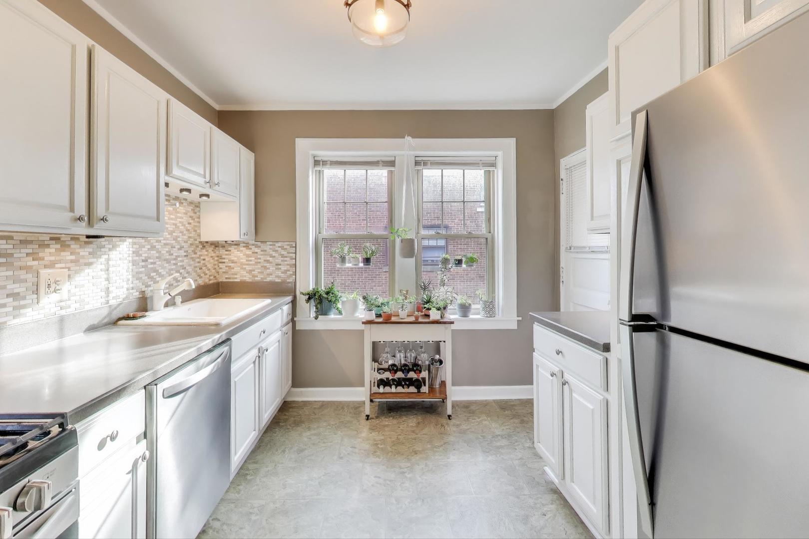 108 Lincoln Avenue #2B, Riverside, IL 60546