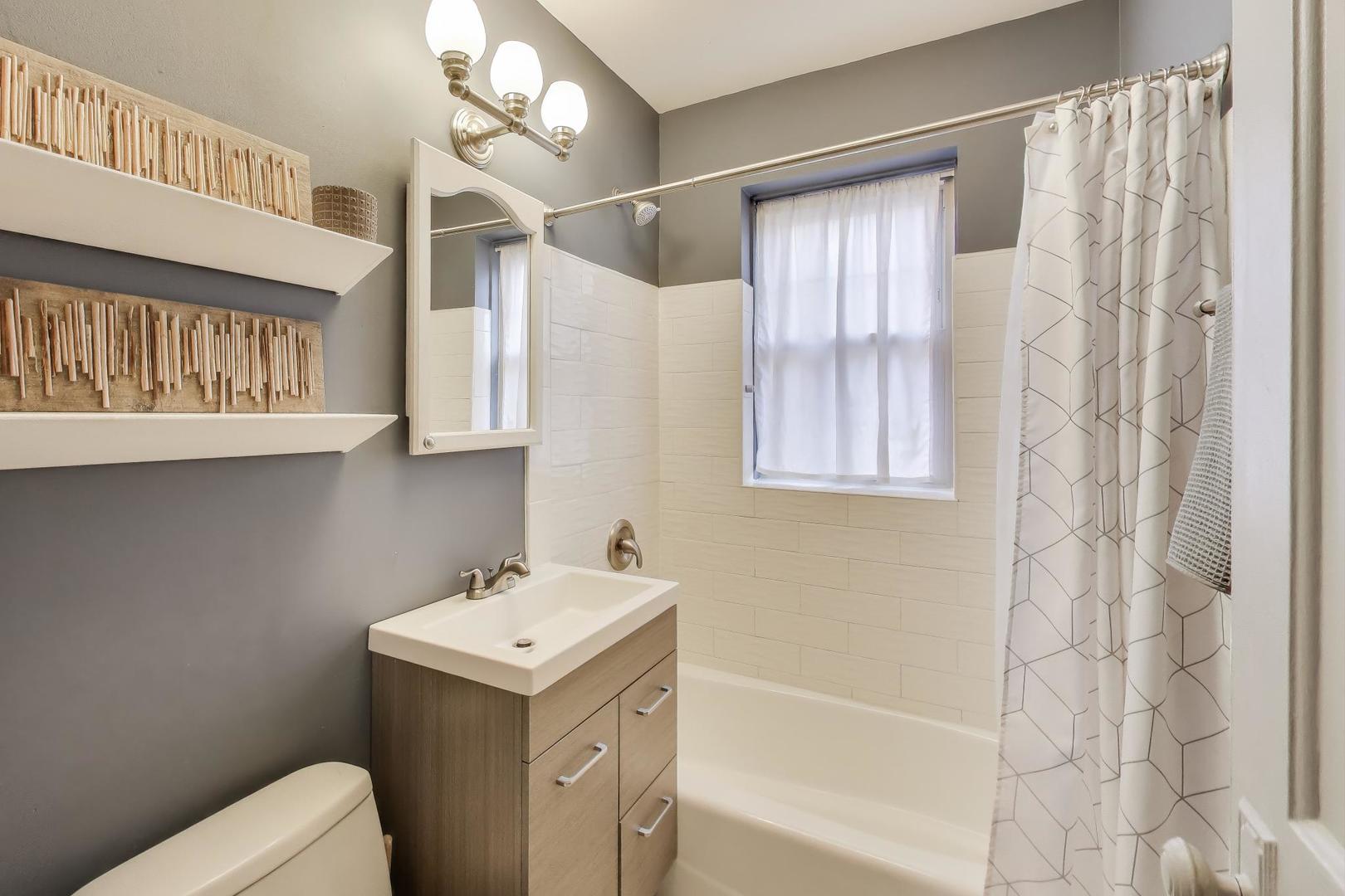 108 Lincoln Avenue #2B, Riverside, IL 60546