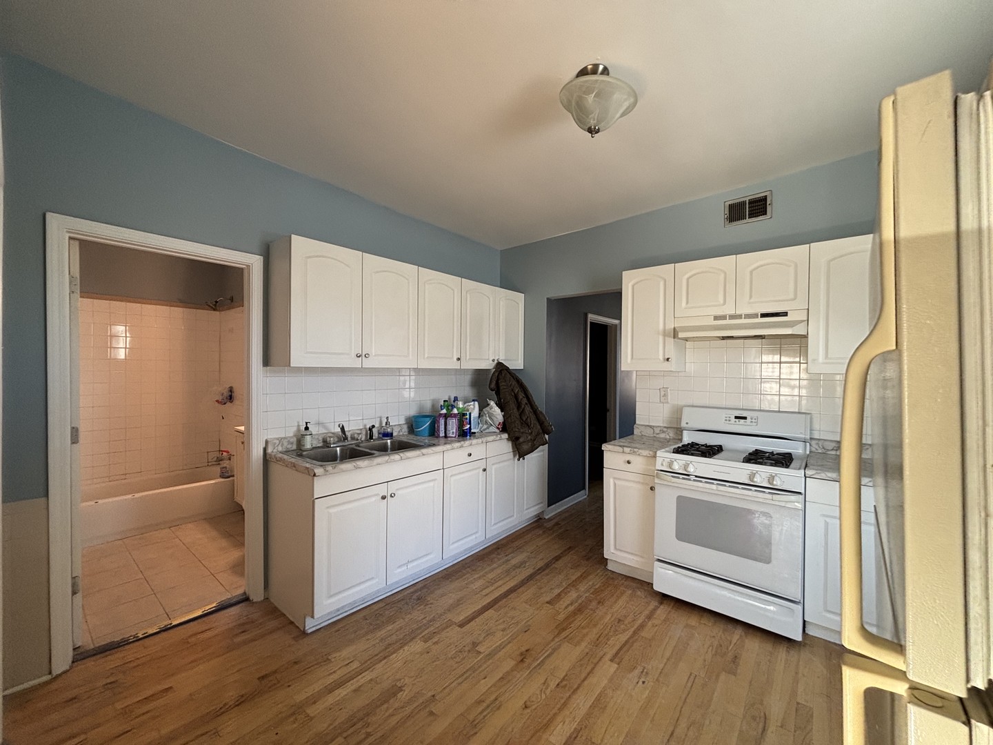 3553 W Cermak Road, Chicago, IL 60623