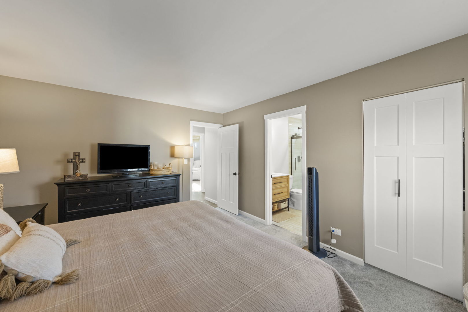 30W260 Holyoke Court, Warrenville, IL 60555