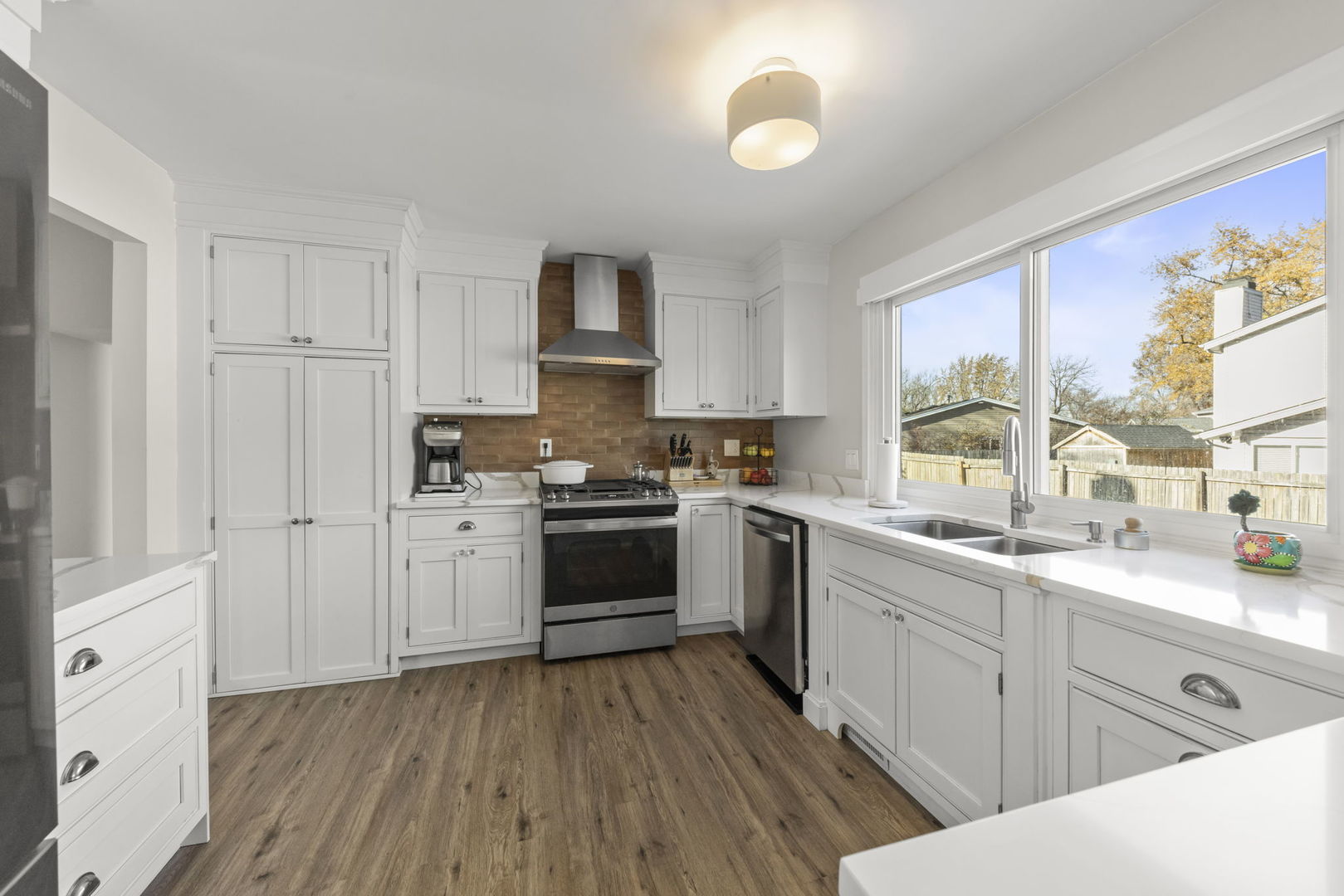 30W260 Holyoke Court, Warrenville, IL 60555