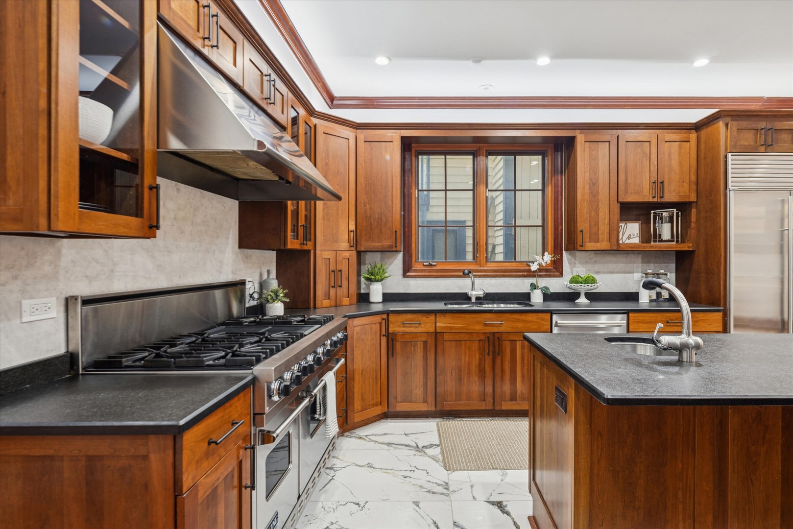 1745 W Cornelia Avenue, Chicago, IL 60657