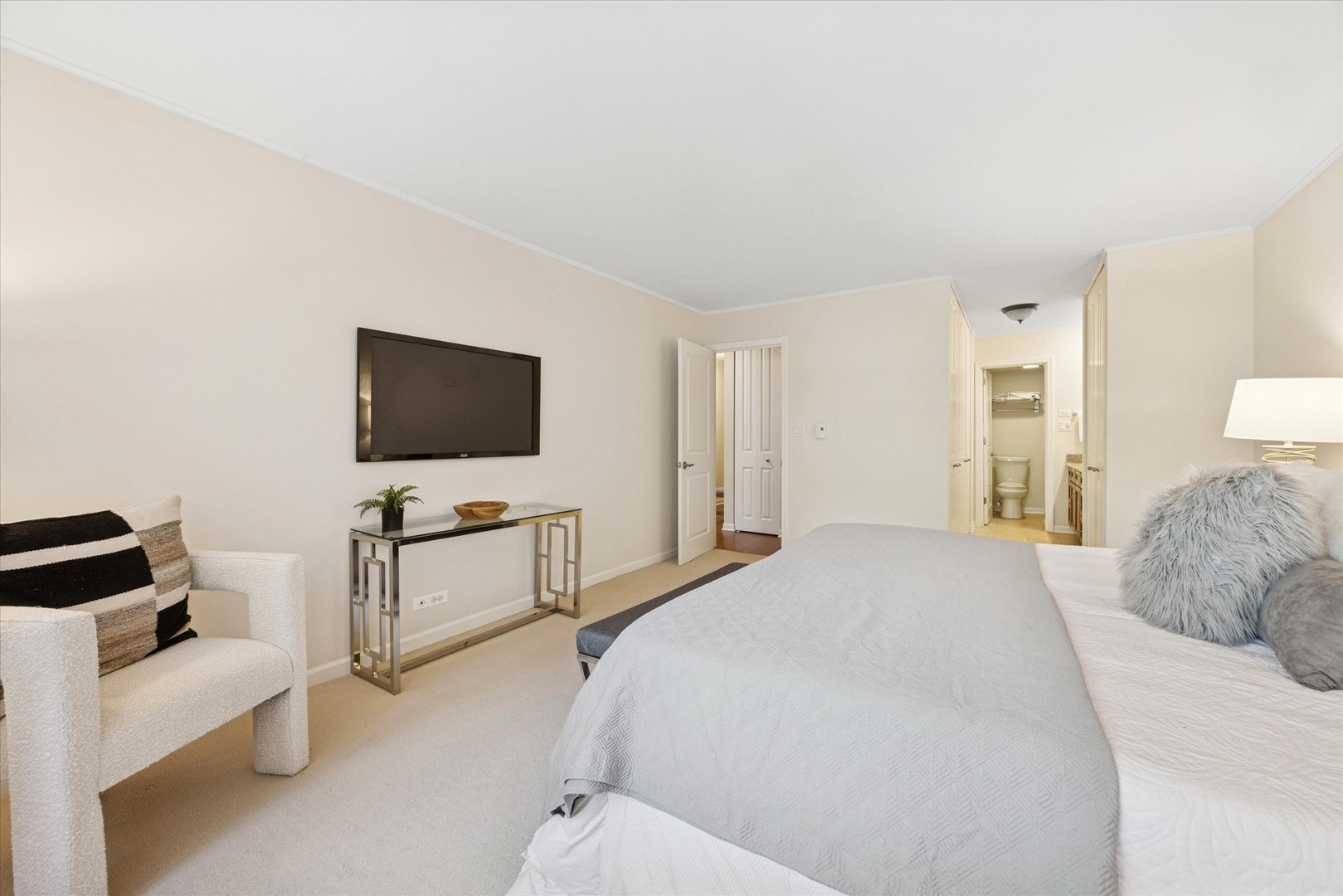 320 Claymoor Road #2D, Hinsdale, IL 60521