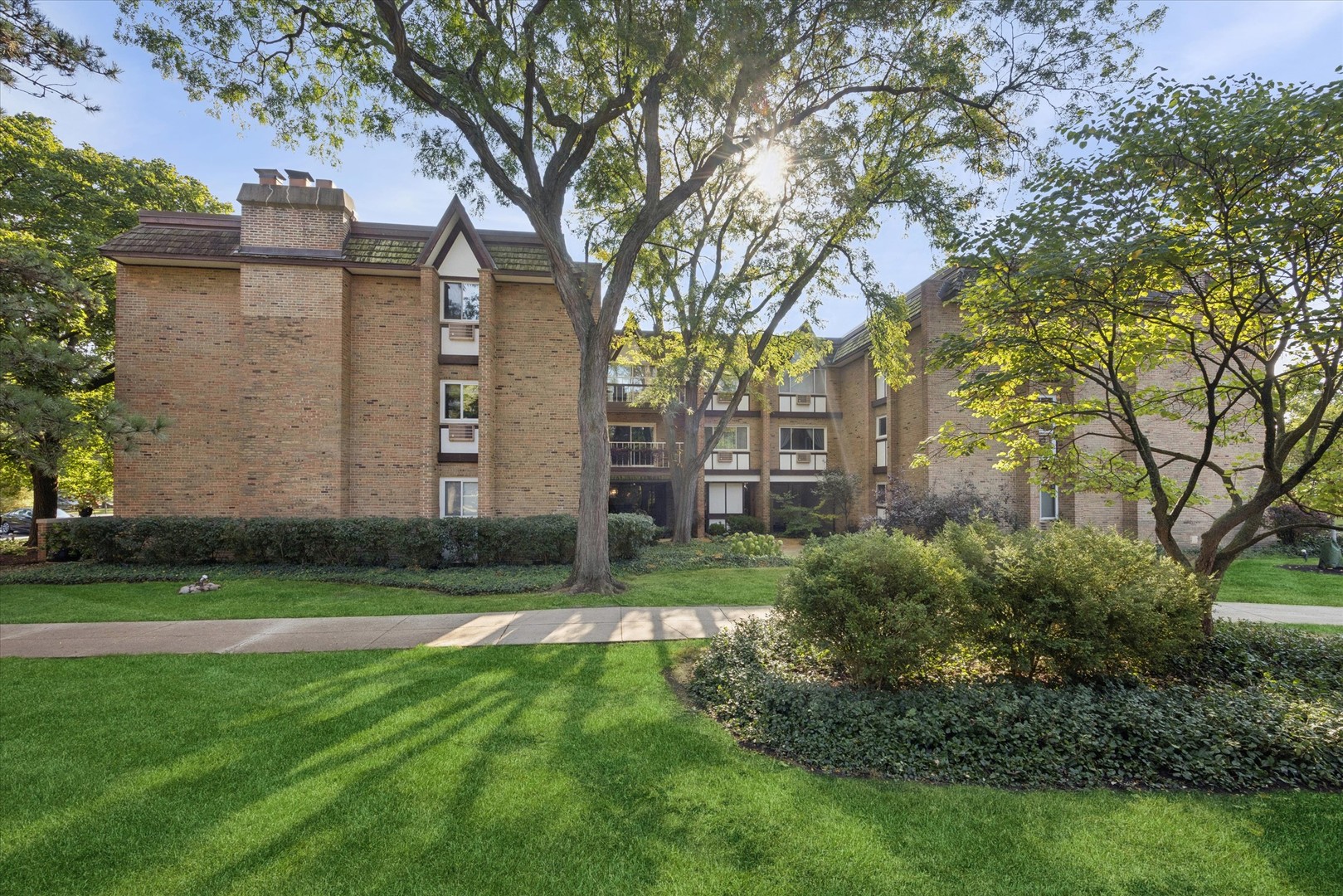 320 Claymoor Road #2D, Hinsdale, IL 60521