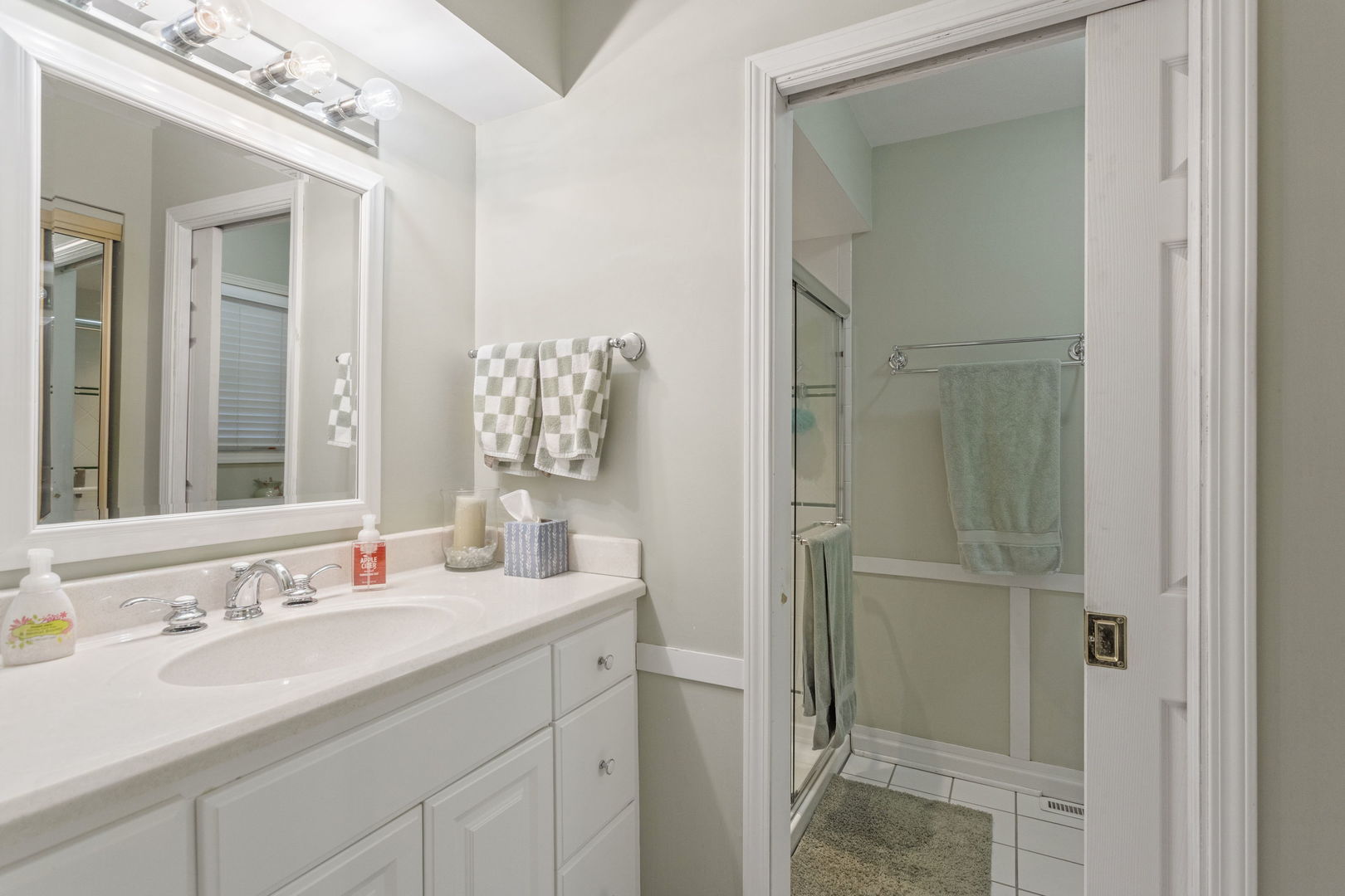 2407 N Hickory Lane, Arlington Heights, IL 60004