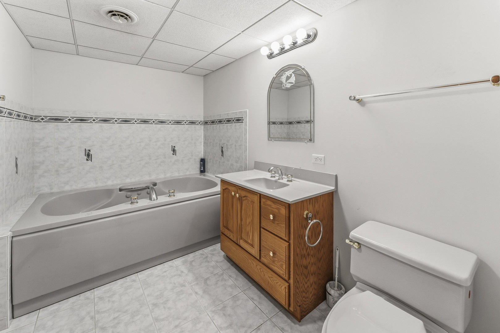 827 W Sandpiper Court, Palatine, IL 60067