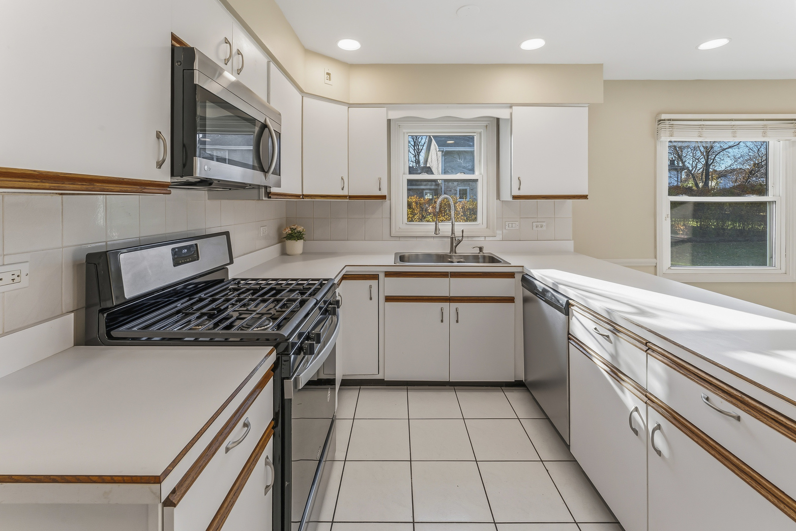 827 W Sandpiper Court, Palatine, IL 60067