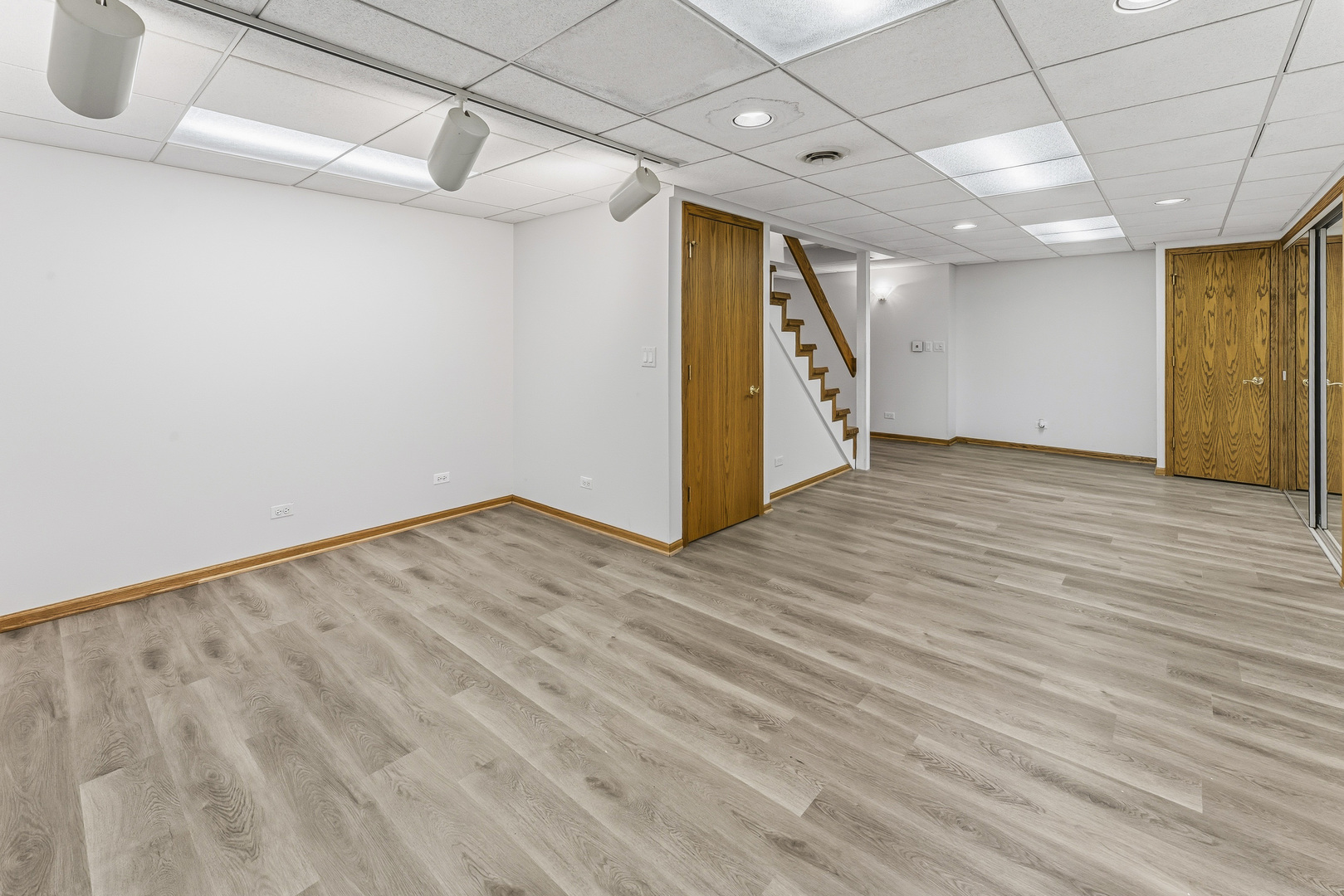 827 W Sandpiper Court, Palatine, IL 60067