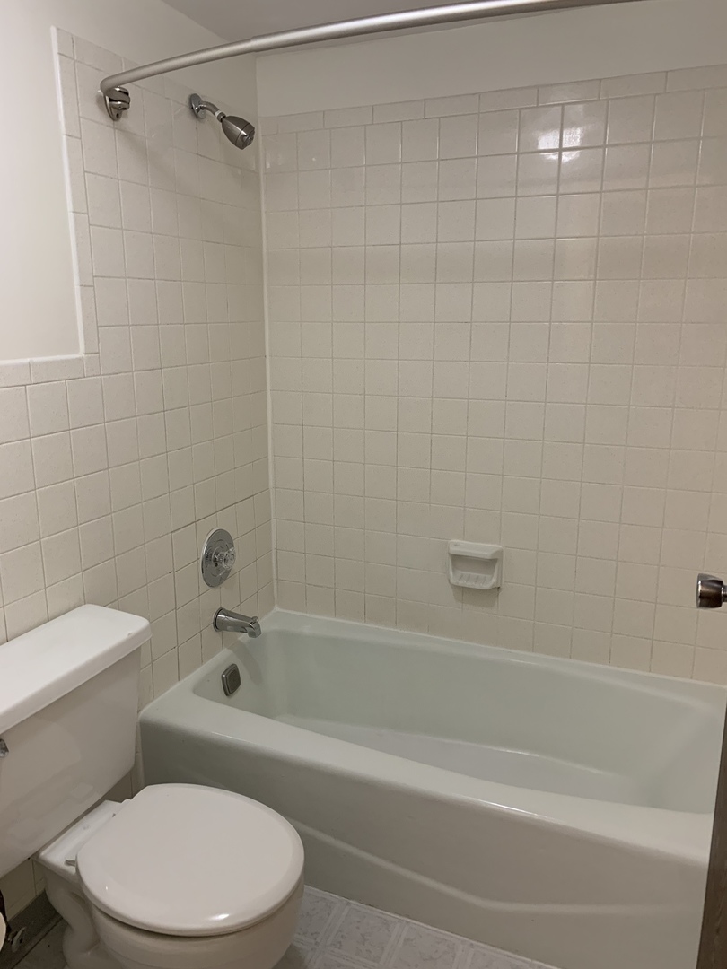 230 Springhill Drive #107, Roselle, IL 60172