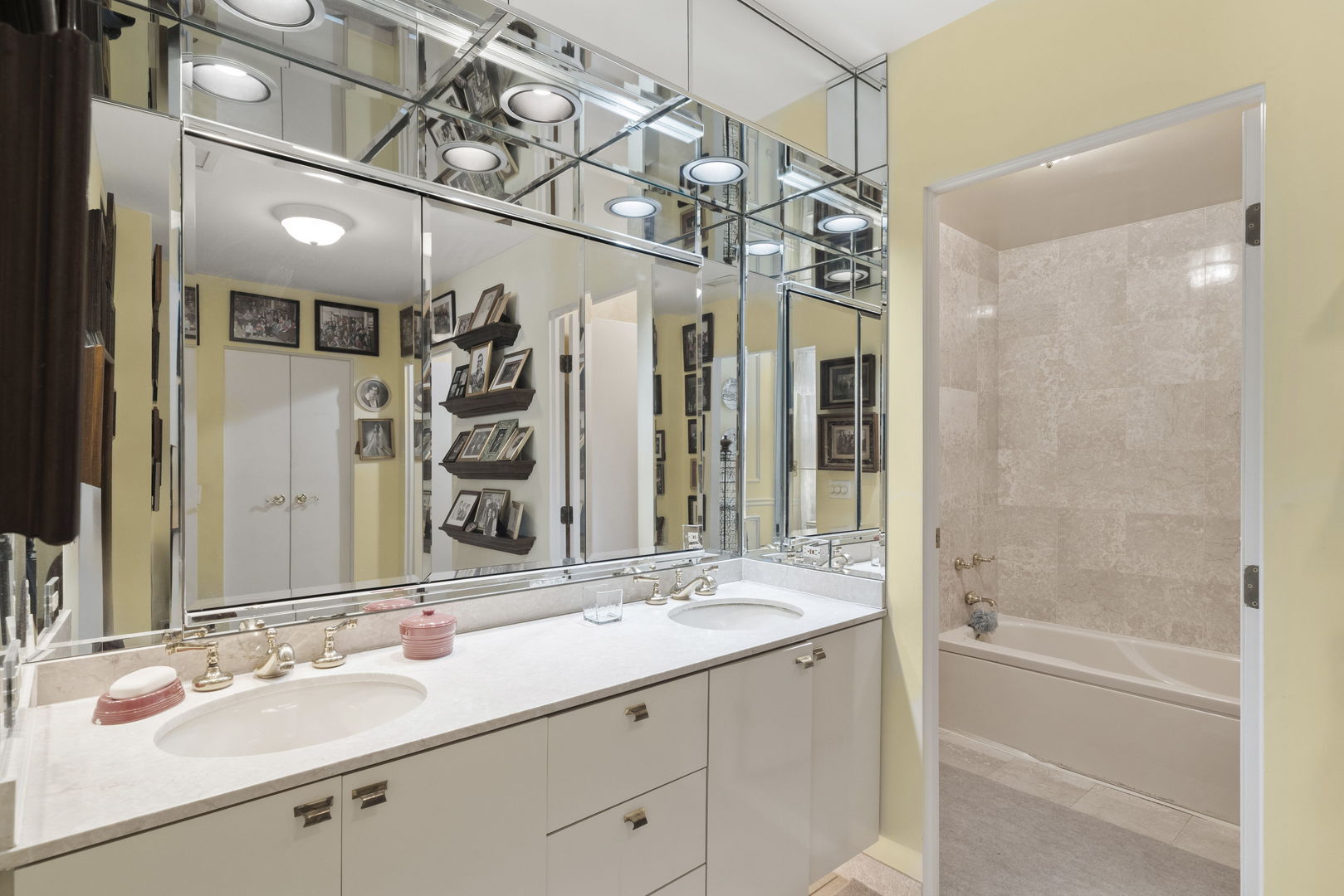 3 Oak Brook Club Drive #E207, Oak Brook, IL 60523