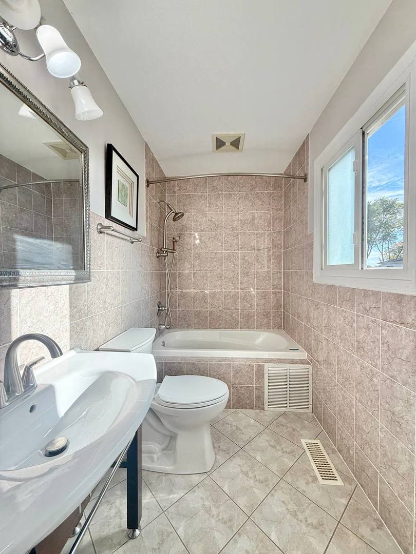 3 Catalpa Court, Woodridge, IL 60517