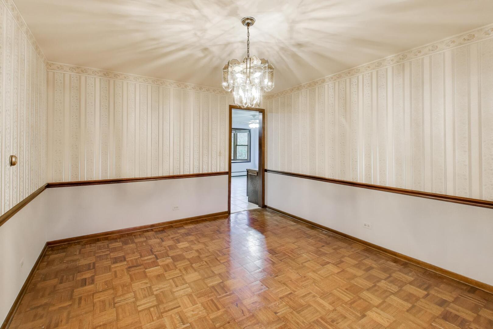 1040 S Linneman Road, Mount Prospect, IL 60056