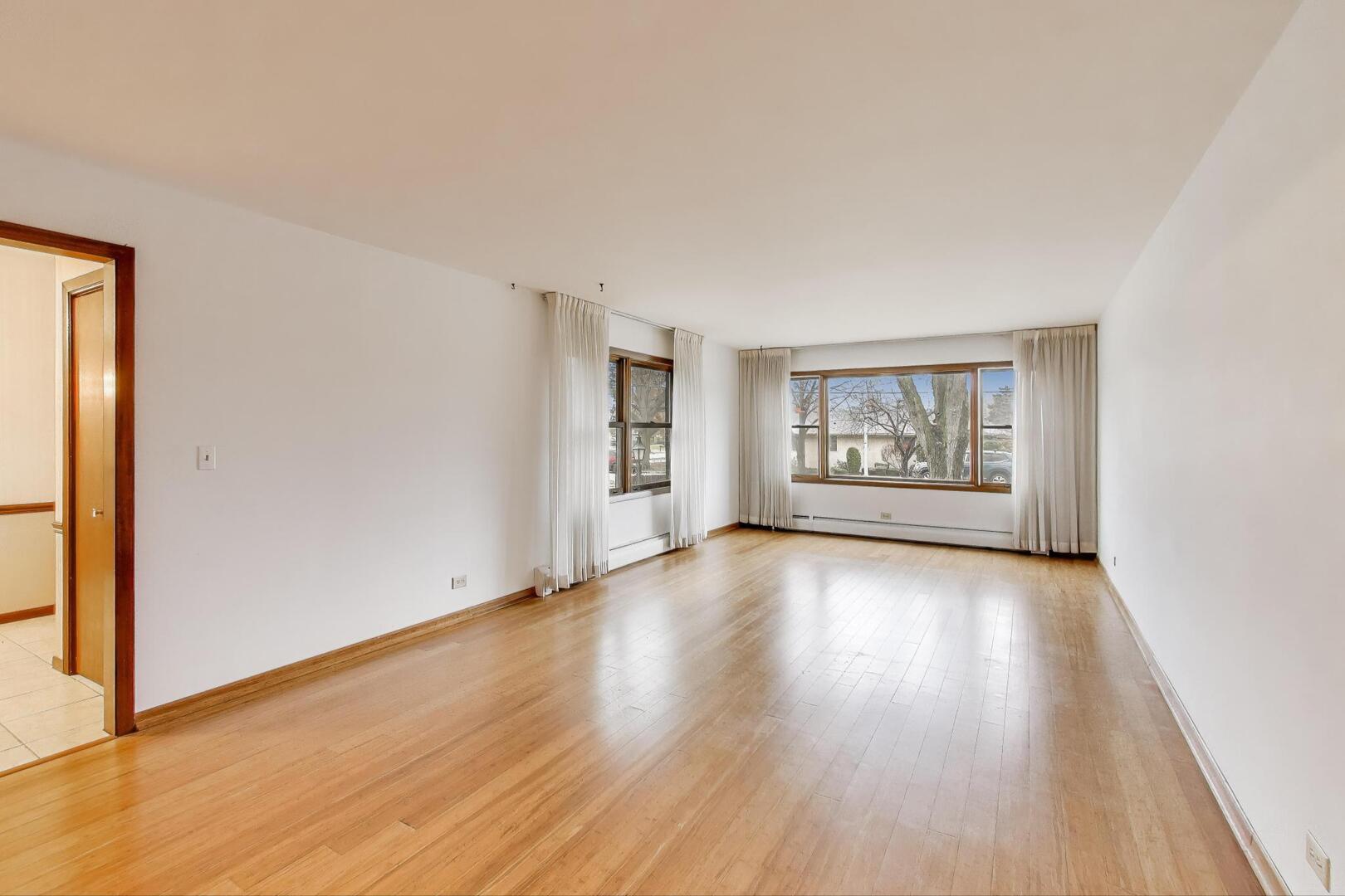 1040 S Linneman Road, Mount Prospect, IL 60056