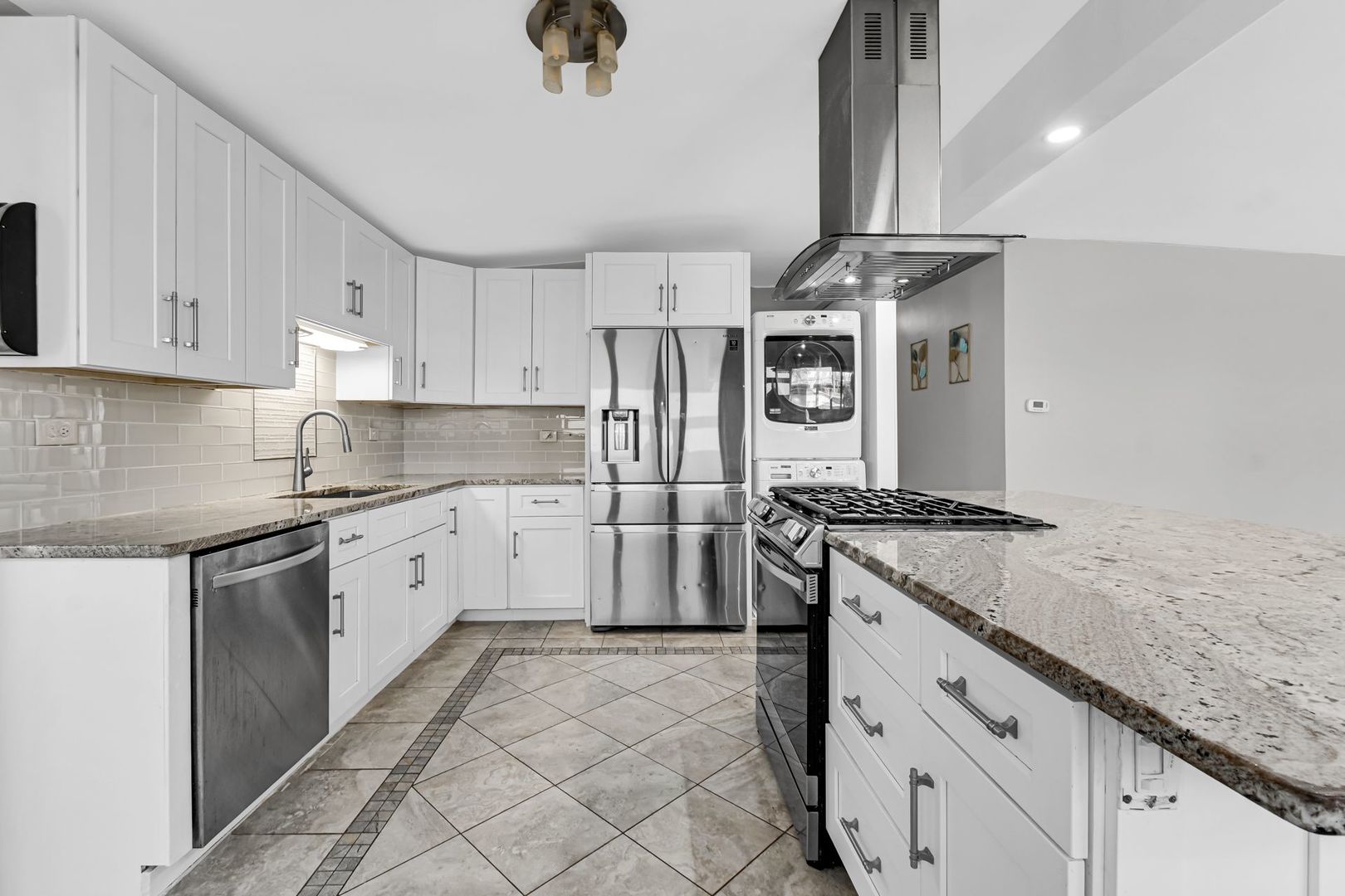 7943 W 97th Place, Hickory Hills, IL 60457